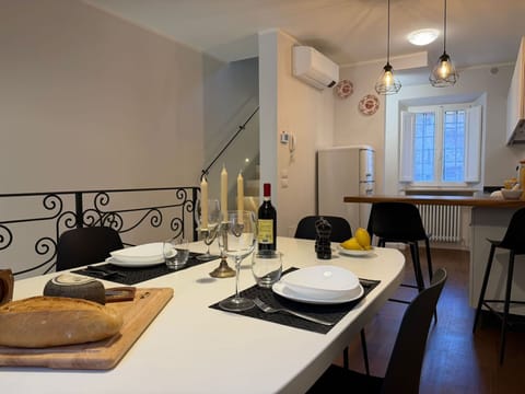 Furniture, Interior Design, Wall, Flooring, Wood, Ceiling, Floor, Kitchen & Dining Room Table, Lighting, Room