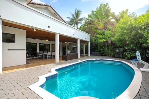 Stay at this bright, roomy 6-bedroom home in Miami Shores, nestled in a welcoming, family-friendly community known for its tree-lined streets and peaceful atmosphere. Perfect for huge families or groups! 