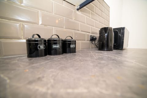 A practical and welcoming kitchen — ideal for everyday cooking needs.