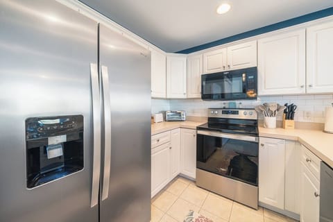 Incredibly well-stocked Kitchen will make mealtime easy breezy.