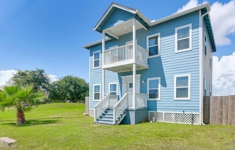 Gorgeous and spacious island home within walking distance of The Strand and Downtown Galveston!