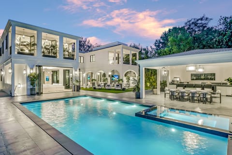 Villa Colette by LuxJB: Hotel-Level Service. Steps from Rodeo Drive.