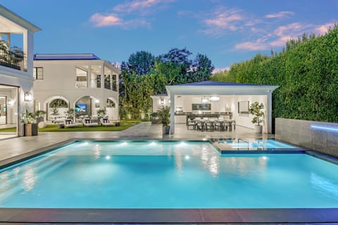 Villa Colette by LuxJB: Hotel-Level Service. Steps from Rodeo Drive.