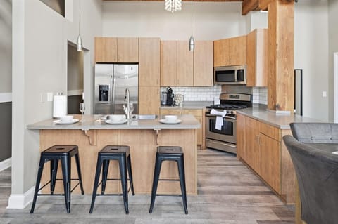 Kitchen and Breakfast Bar 4A