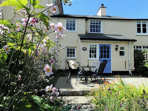 HALF MOON COTTAGE, pet friendly, with open fire in Lyme Regis Cottage in Lyme Regis