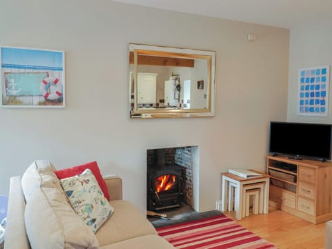 HALF MOON COTTAGE, pet friendly, with open fire in Lyme Regis Cottage in Lyme Regis