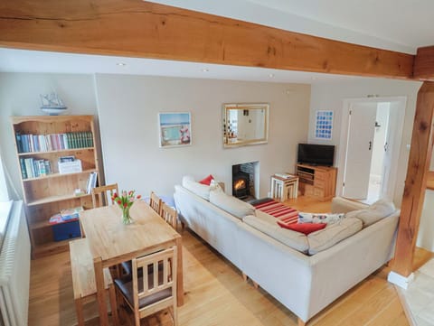 HALF MOON COTTAGE, pet friendly, with open fire in Lyme Regis Cottage in Lyme Regis
