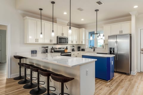 Seas the Day Fully Equipped Kitchen with Island and Eating Space