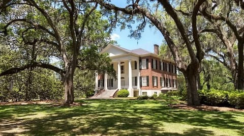 The Grove Museum - 0.9 mile away from the property