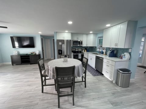 Kitchen and breakfast area