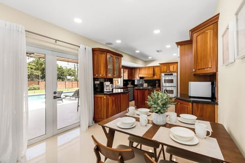 Early birds can gather around a country style breakfast table for a cup of coffee. In the afternoon you can make fresh cocktails in the kitchen and pass them through a service window straight to the attached bar.