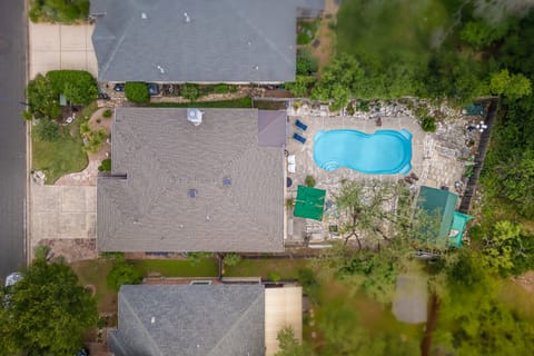 Welcome to your own private Backyard Oasis. Spa jets in pool bench seats & separate hot tub. Natural gas grill, oversized hammock for two, heated pool. Could it get any better?! Come, dive in ️