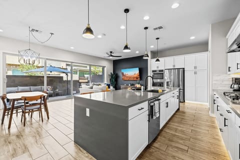 Full kitchen w/ an island counter