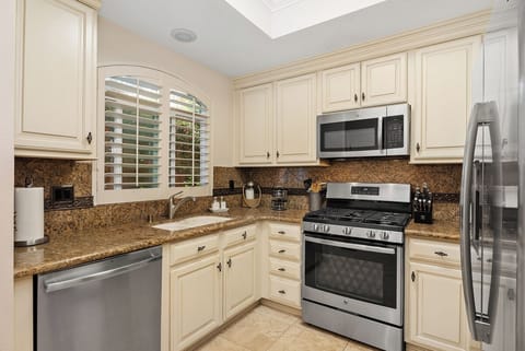 Fully stocked kitchen-dishwasher, gas stove/oven,microwave,frig with water/ice