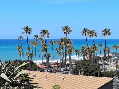 New listing from hosts with 4.99 star rating. Panoramic ocean views stretch from San Clemente’s North Beach to Dana Point Harbor. Steps from cafés, the beach, scenic coastal trails, and the free trolley, yet peacefully tucked away on the hill above it all.