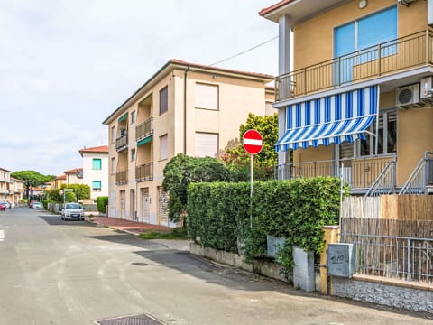 Building, Residential Area, Neighbourhood, Town, House, Home, Apartment, Asphalt, Street, Human Settlement