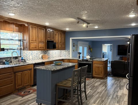 Fully furnished and spacious kitchen with everything you need to cook at home! 
