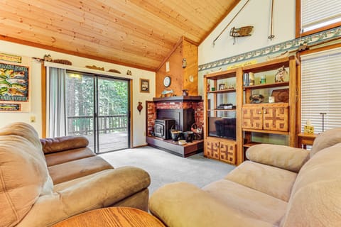 Shaver Lake Vacation Rental | 3BR | 2BA | Stairs Required | 1,000 Sq Ft