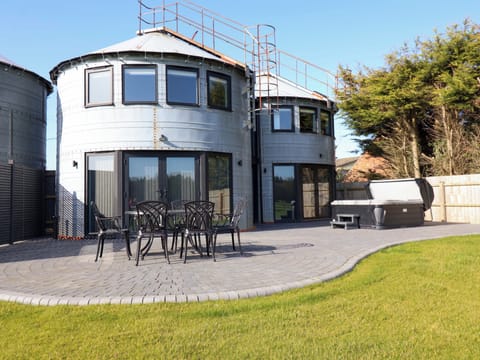 THE BARLEY SILO, character holiday cottage, with hot tub in Ipswich Cottage in Ipswich