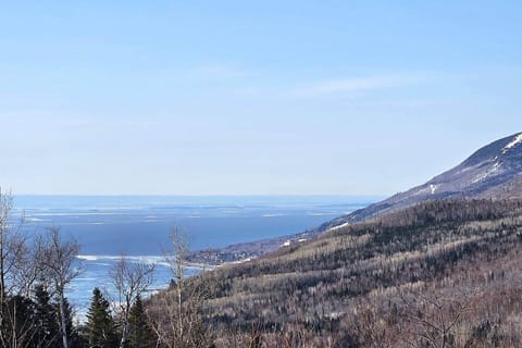 Unobstructed view of the St-Lawrence river and Massif de Charlevoix