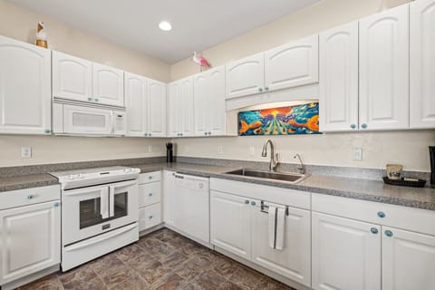 Full Kitchen on Top Floor!