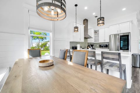 Table seats 6 comfortably, plus island seating for 4 more.