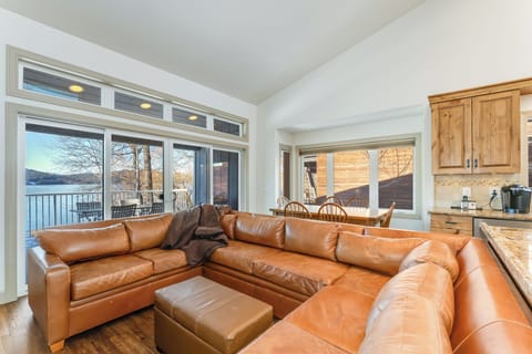 Space for everyone to relax and enjoy the views!