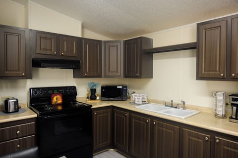 Blender, coffee maker, cooking basics, microwave, rice maker, oven and fridge