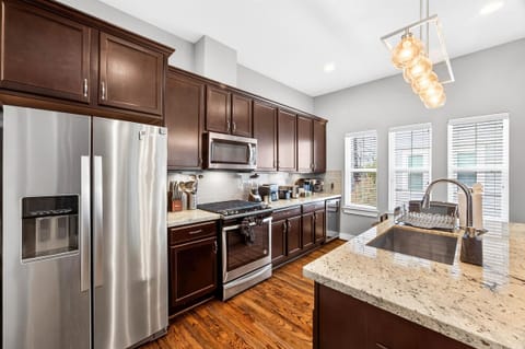 Fully equipped kitchen with high quality granite countertop.