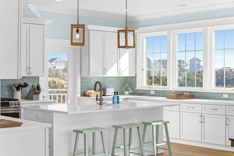 SUNLIGHT STEAMS INTO THIS STUNNING KITCHEN