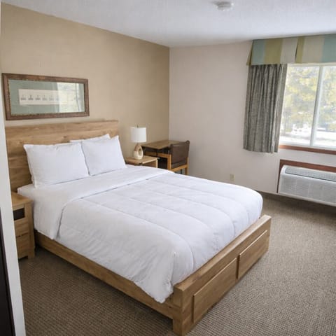 Comfortable queen bed with plush bedding, perfect for a restful night in Nisswa