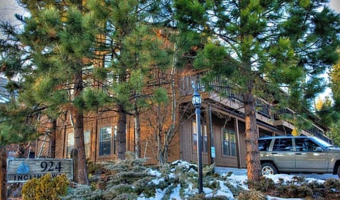 Cozy bottom cabin nestled among tall pines - located just minutes from town.