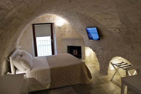 bedroom with cummersa