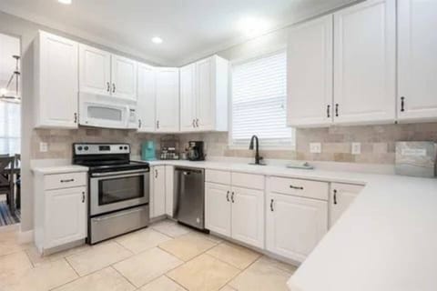 Lots of counter space and storage in the kichen