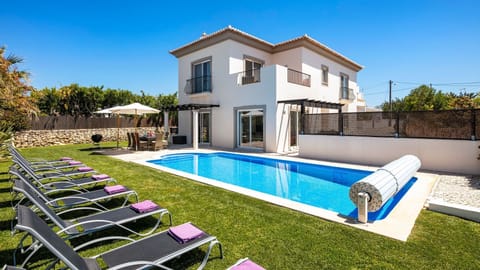 Sun-soaked days and starry nights await at this private Boliqueime retreat with pool, garden, and alfresco dining.
#AlgarveVilla #PrivatePool #LuxuryRetreat #OutdoorLiving #BoliqueimeStay #SummerEscape