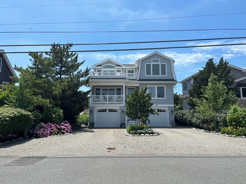 Quality built 2800 square foot reversed living house in a wonderful area. 