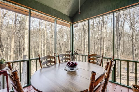 Screened-In Porch | Dining Area