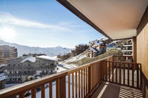 Enjoy your morning coffee on the sunny balcony with panoramic views over Val Thorens and the Alps.