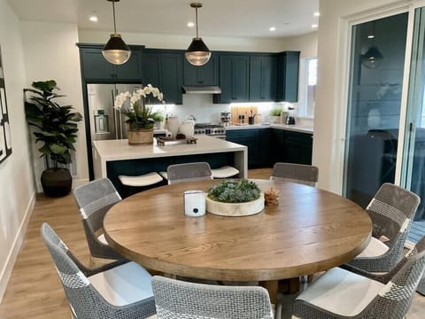 Entry Level | Dinning Area. Custom circular seating for 7