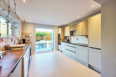 Roundwood House, Norwich - Host & Stay