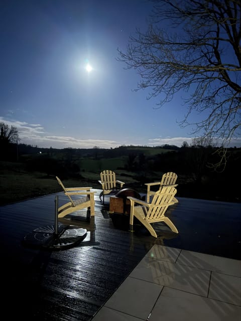 Exterior - Outdoor chairs and fire pit - stargazing!
