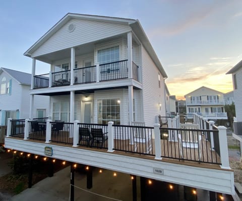 Beautiful 5 bedroom home close to the ocean, site 1028