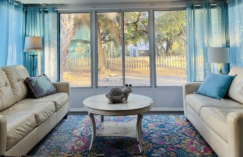 Turtle`s Beach House (lower) - Living room 1 with sleeper sofa
