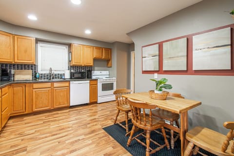 [Kitchen, main floor] Seating for four comfortably at the dining table 