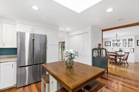 Kitchen island gathering spot, open to dining area
