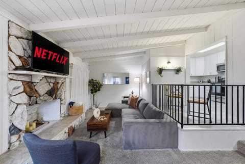 Stylish sitting area with modern décor