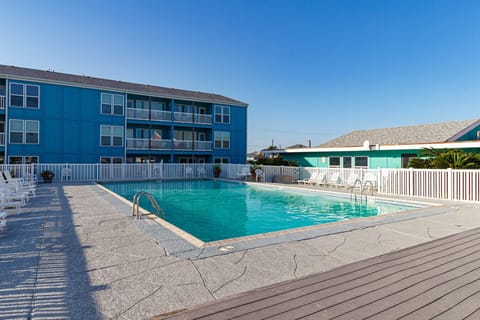Sparkling poolside days