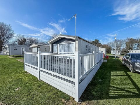 Enjoy a stay at this beautiful 2 bed, 6 berth caravan on Broadland Sands in Suffolk