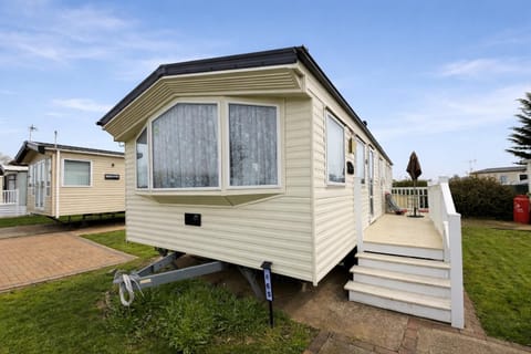 Enjoy sunny evenings on the deck of this cosy 3 bed caravan on Steeple Bay Holiday Park in the heart of Essex. We are sure that you will enjoy your stay and return again.