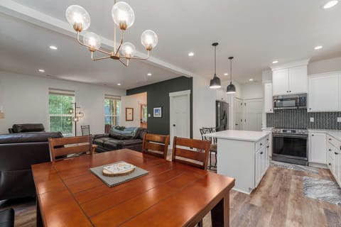 Mt Hood Hideaway Dining Area